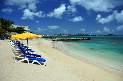 圣马丁Marigot Marigot海湾海滩的躺椅和阳伞(法国部分)