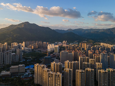 密集的城市高层住宅区下的余晖