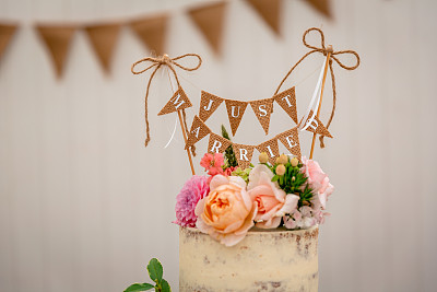 有漂亮花朵的结婚蛋糕