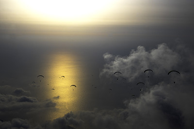滑翔伞在日落时分