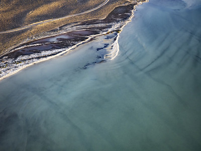 潮汐沙丘和海水的鸟瞰图