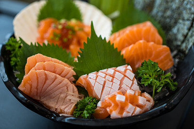 新鲜切片三文鱼刺身配干海带，日式料理。