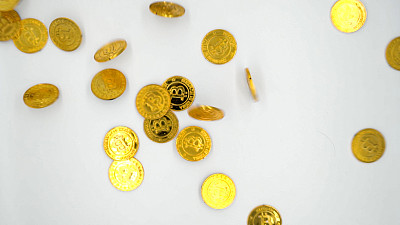比特币从顶部掉落到地面的货币概念。