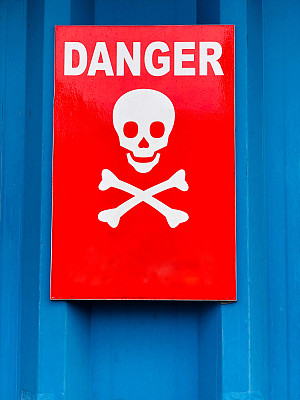头骨和交叉骨有危险标志。厂里存放危险化学废物的警告标志牌。