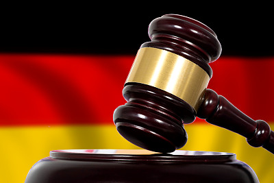德国国旗，法庭和法官的锤子