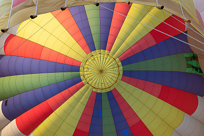 热气球内部充气，从下方俯瞰热气球飞行