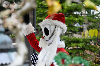 巴黎迪士尼乐园,僵尸穿着圣诞老人的衣服