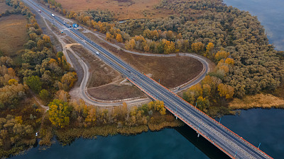 通往克里姆的道路穿过安东诺夫卡的克尔森桥。