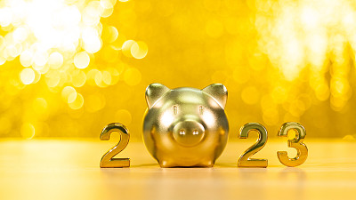 2023年新年和储蓄罐放在桌子上