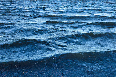 秋天，海浪拍打着芬兰拉彭兰塔的Saimaa湖畔