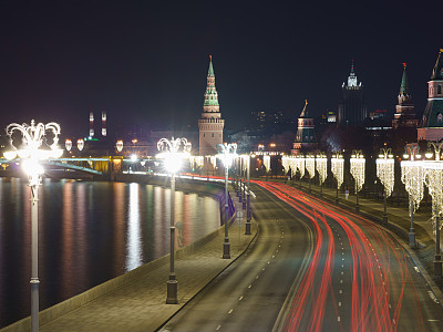 莫斯科市中心在春天明亮的夜晚。