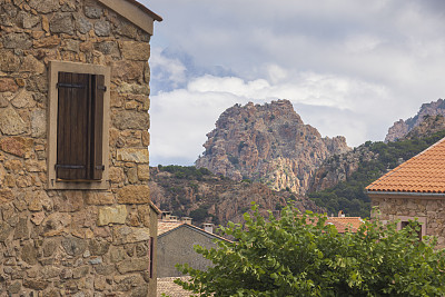 从科西嘉岛的皮亚纳村俯瞰皮亚纳Calanques de Piana