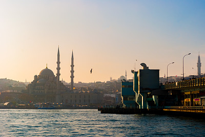 伊斯坦布尔的天际线与清真寺的剪影，从金角