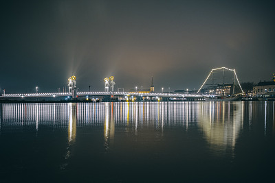 IJssel河上Kampen天际线的夜景