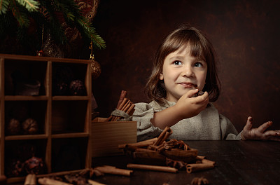 小女孩和巧克力在圣诞树下。
