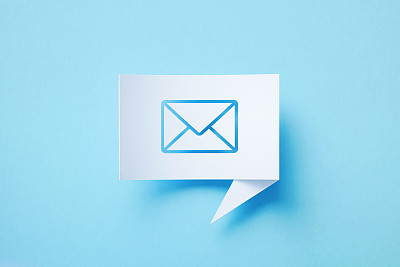 矩形白色聊天气泡与切割电子邮件符号坐在蓝色背景
