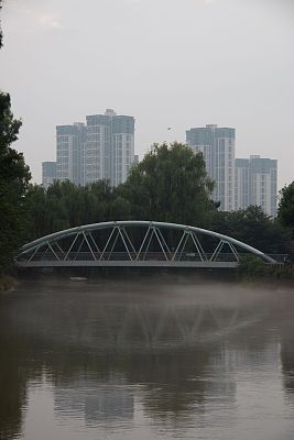 在中国四川成都的青龙湖公园，一座现代桥在清澈的河水上垂直拍摄