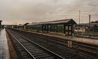 奥尔德肖特火车站杂草丛生的月台