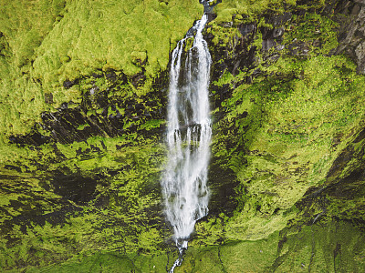 无人机拍摄的冰岛瀑布