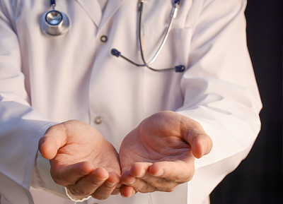 医生的手。手中颤抖的