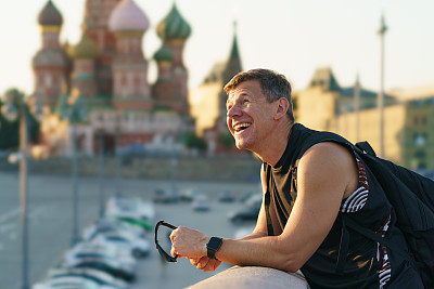 英俊的男模在炎热的夏天欣赏莫斯科市中心。