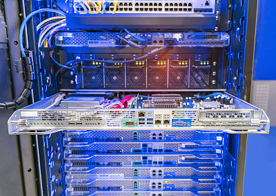 数据中心或ISP中现代服务器主机面板