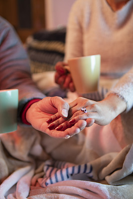 一对恩爱的夫妇喝着咖啡，舒适地手牵着手。