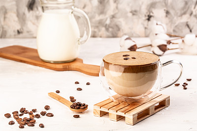 达尔戈纳咖啡，蓬松的奶油打发咖啡。韩国人喜欢喝浓缩拿铁咖啡