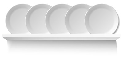 木制架子上的白色圆形盘子，用来装餐具。厨房用具:用于烹饪和上菜的厨房用具
