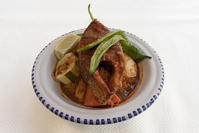 巴黎，法国- 12 09 2022:突尼斯菜肴烹饪静物。鱼蒸粗麦粉