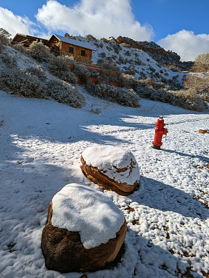 犹他州洛克维尔锡安国家公园附近的维珍河谷牧场上的新雪和云景