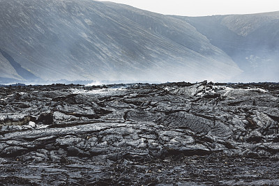 冰岛Geldingadalir活火山附近仍然炽热的熔岩