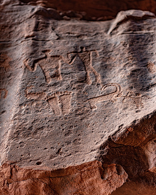 瓦西拉姆沙漠山脊上的石雕