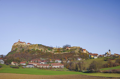 中世纪的里格斯堡城堡坐落在一座休眠火山之上，周围环绕着迷人的小村庄和美丽的秋天景观，是奥地利施蒂里亚地区著名的旅游景点