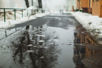 水坑。湿雪