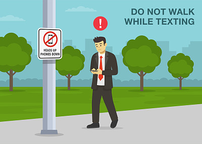 年轻的男性角色在人行道上使用手机时即将被撞到杆子上。注意，不要边走边发短信。