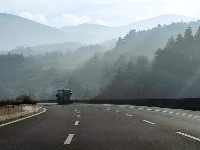 土耳其有雾的bolu山附近的安卡拉伊斯坦布尔高速公路