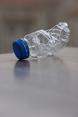 桌上有压碎的蓝色塑料瓶