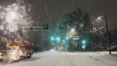 司机POV美国西部科罗拉多州雪天冬季旅行照片系列