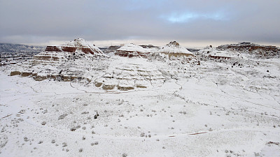 科罗拉多州白雪皑皑的高沙漠的生活，住宅，山和街道鸟瞰图冬季极端天气视图照片系列