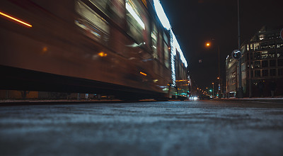 公共汽车在夜晚的城市街道上快速行驶