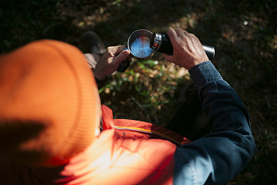 老年男子徒步旅行者休息和喝咖啡的顶部视图