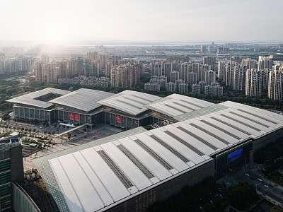 中国苏州现代城市建筑天际线的航拍照片