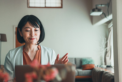 中年女性高管参加在线会议