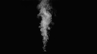黑色背景上有蒸汽或烟雾