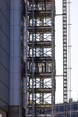 高层建筑脚手架特写，施工现场