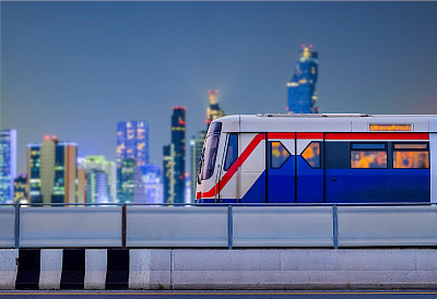 曼谷轻轨站在火车轨道上，在夜景和复制空间上模糊城市背景