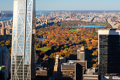 鸟瞰中央公园的秋色，新的超高层建筑和曼哈顿中城的摩天大楼。纽约市