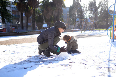 母子俩在雪地里玩耍