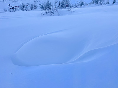 新雪覆盖在瑞士的裂缝